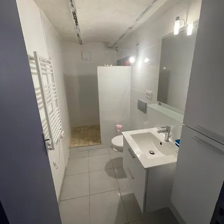 Rdc De Maison - 1chambre *